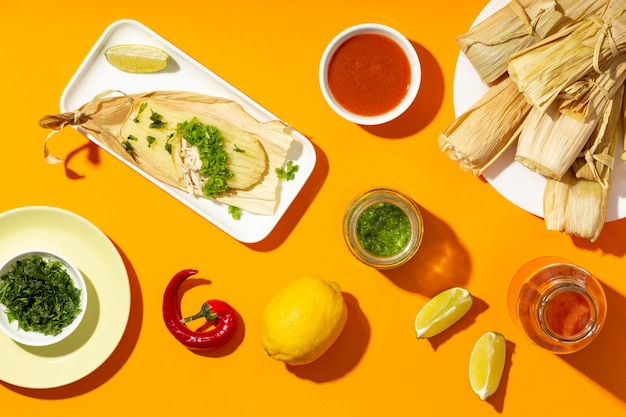 Bovenaanzicht arrangement van tamales ingrediënten