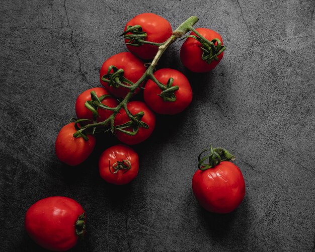 Bovenaanzicht arrangement van tomaten