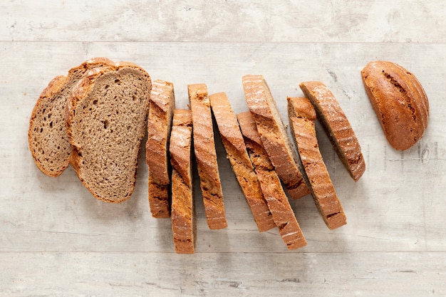 Gratis foto bovenaanzicht artistieke arrangement van sneetjes brood