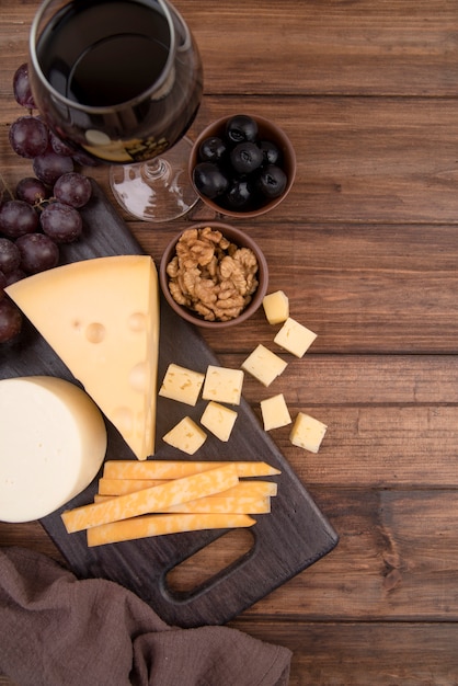 Bovenaanzicht assortiment kaas op de tafel