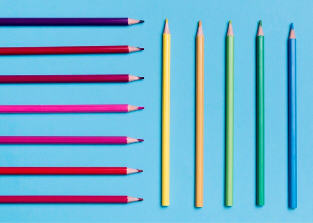 Bovenaanzicht assortiment kleurrijke potloden