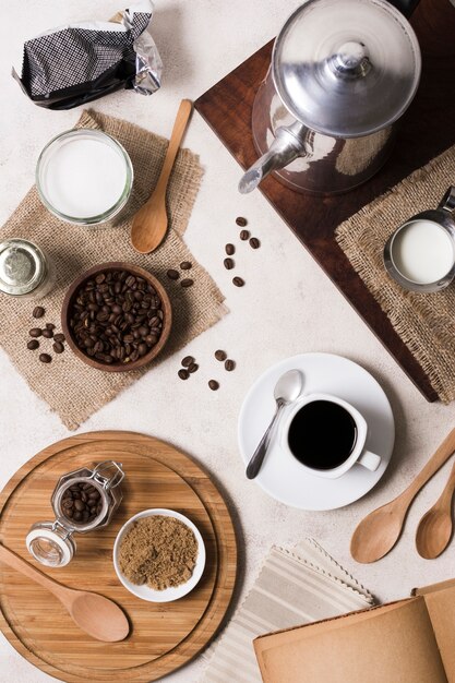 Bovenaanzicht assortiment koffie met molen en melk