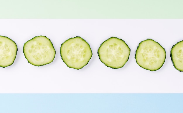 Gratis foto bovenaanzicht assortiment komkommer segmenten met kopie ruimte