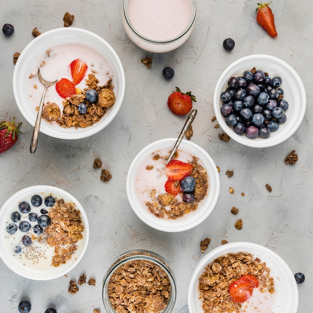 Gratis foto bovenaanzicht assortiment ontbijtkommen met fruit