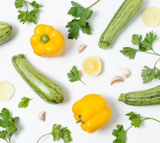 Bovenaanzicht assortiment van biologische groenten op tafel