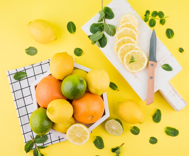 Gratis foto bovenaanzicht assortiment van gezond fruit