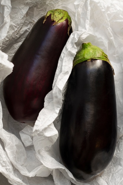 Gratis foto bovenaanzicht aubergine arrangement