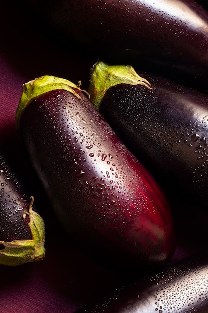 Gratis foto bovenaanzicht aubergine arrangement