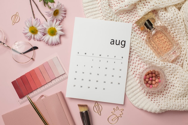 Gratis foto bovenaanzicht augustus kalender en bloemen