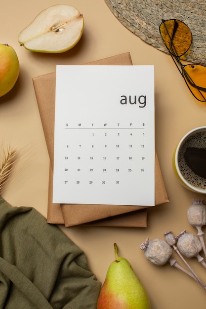 Gratis foto bovenaanzicht augustus kalender en noten