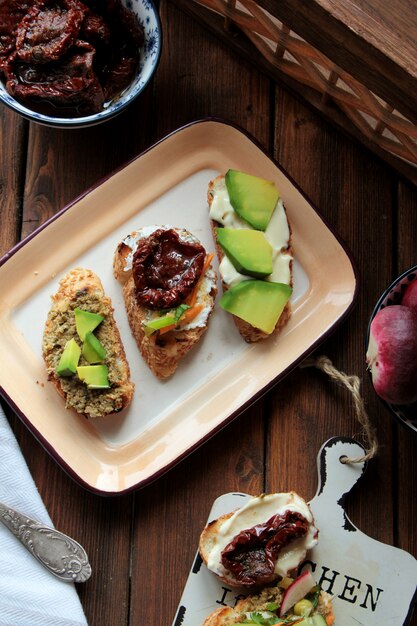 Bovenaanzicht avocado toast met kaas en gedroogde pruimen