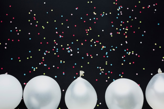 Gratis foto bovenaanzicht ballonnen frame met confetti