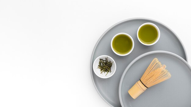 Bovenaanzicht bamboe garde en matcha thee