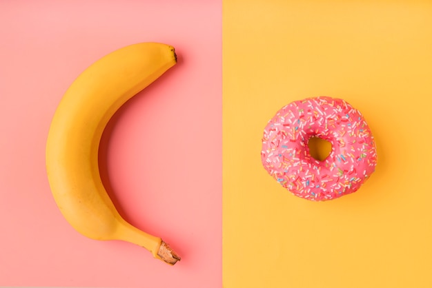 Bovenaanzicht banaan en donut