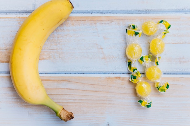 Bovenaanzicht banaan versus snoep