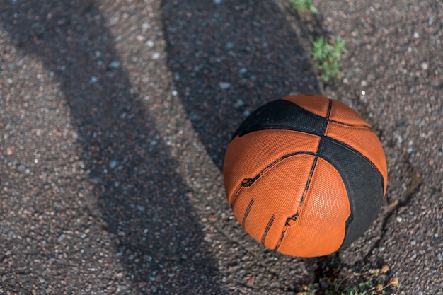 Bovenaanzicht basketbal op asfalt