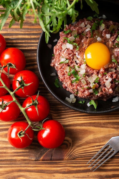 Bovenaanzicht beef steak tartaar stilleven