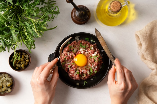 Gratis foto bovenaanzicht beef steak tartaar stilleven