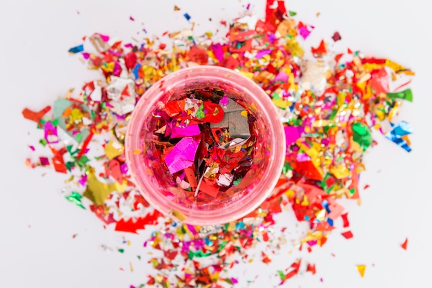 Bovenaanzicht beker vol met kleurrijke confetti