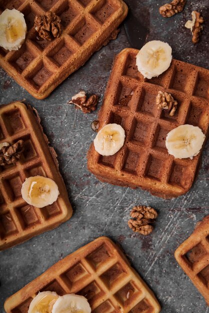 Bovenaanzicht Belgische wafels met banaan