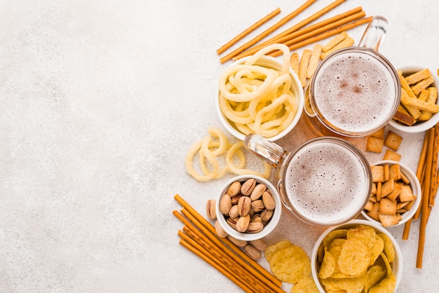 Bovenaanzicht bier en snacks frame