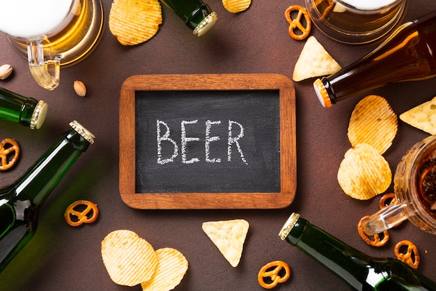 Bovenaanzicht bier met schoolbord