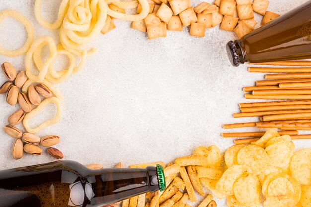 Bovenaanzicht bierflesjes en snacks