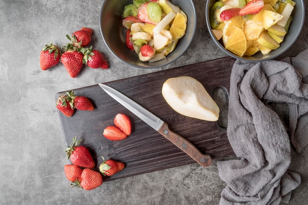 Gratis foto bovenaanzicht biologisch fruit op tafel