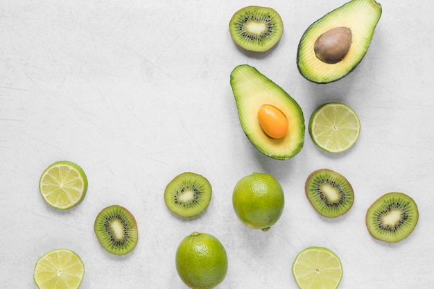 Bovenaanzicht biologische avocado met limoen op tafel