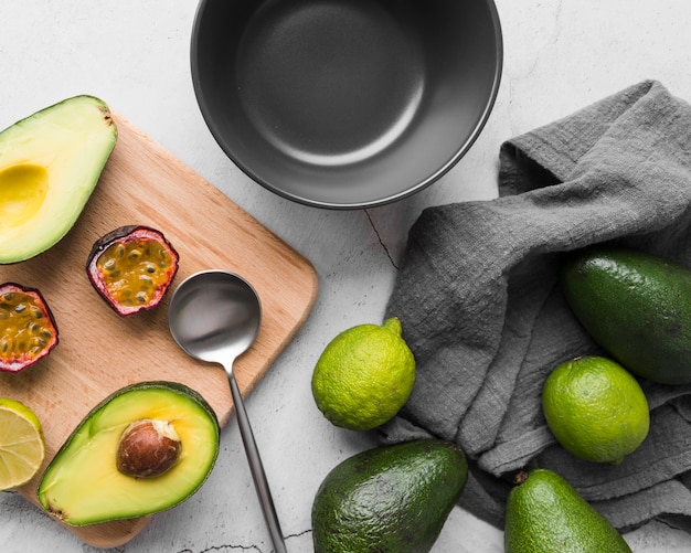 Bovenaanzicht biologische avocado op tafel