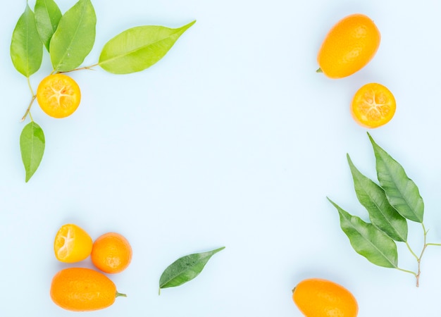 Bovenaanzicht biologische cherry tomaten met kopie ruimte