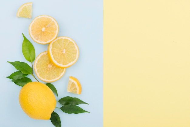Gratis foto bovenaanzicht biologische citroen met kopie ruimte