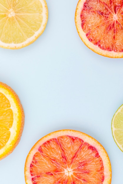 Bovenaanzicht biologische grapefruit en citroen op tafel