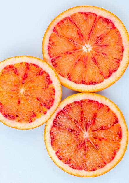 Bovenaanzicht biologische grapefruit op tafel