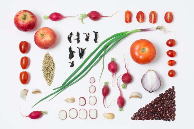 Bovenaanzicht biologische groenten en appels op tafel