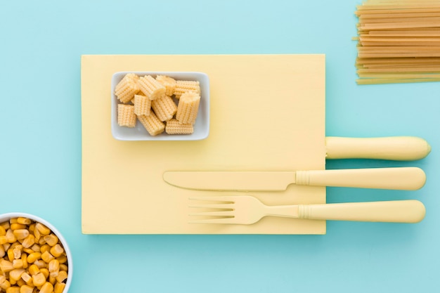 Bovenaanzicht biologische maïs op tafel