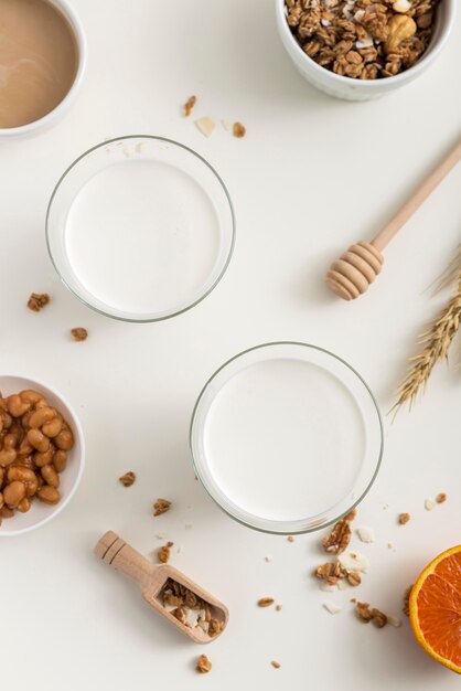 Bovenaanzicht biologische melk op tafel