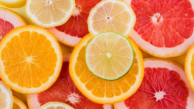 Bovenaanzicht biologische stukjes sinaasappel