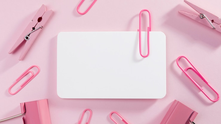 Gratis Foto bovenaanzicht blanco papier met paperclips