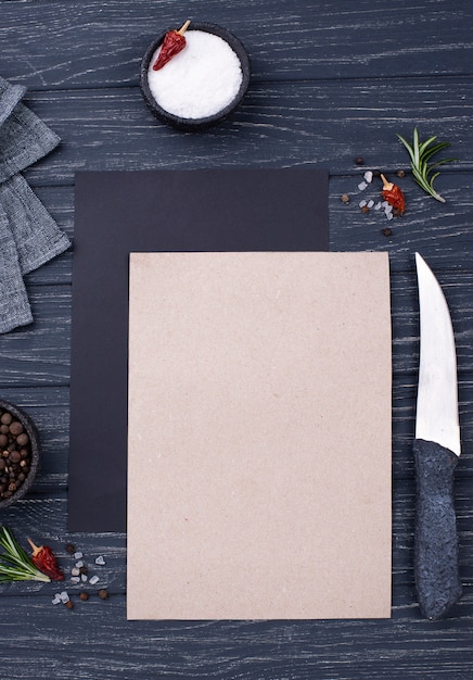 Gratis foto bovenaanzicht blanco vel papier op tafel