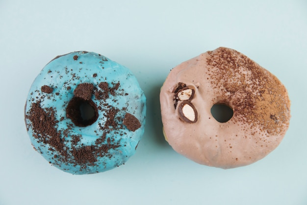 Bovenaanzicht blauwe en bruine donut