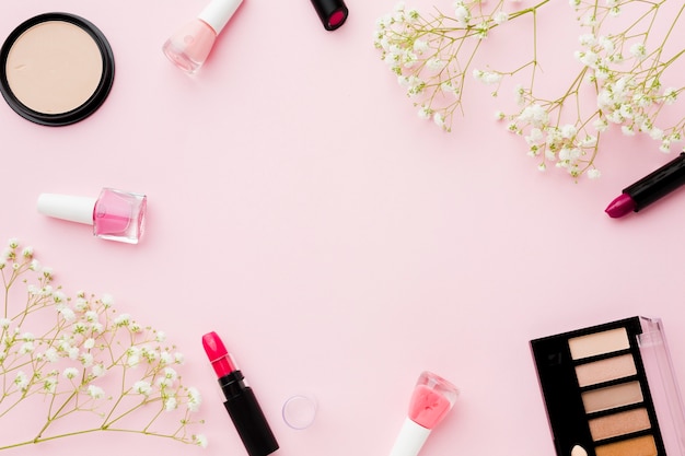 Bovenaanzicht bloemen en make-up met kopie ruimte