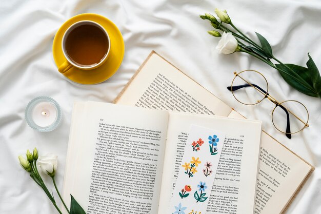 Bovenaanzicht bloemenbladwijzer op boeken