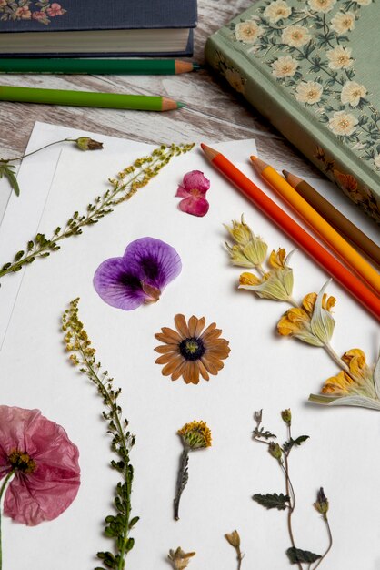 Bovenaanzicht bloemenpers met notitieboekje