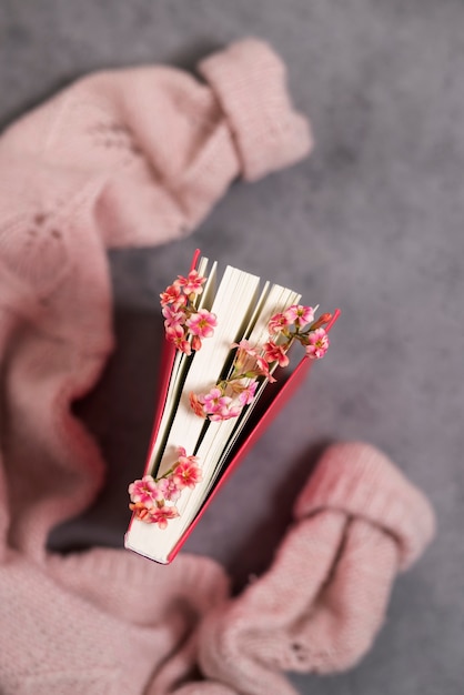 Bovenaanzicht boek met prachtige bloemen