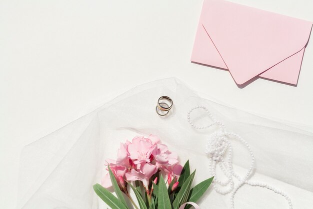 Bovenaanzicht boeket van roze bloemen met bruiloft arrangement