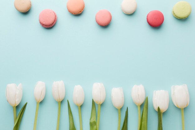 Bovenaanzicht boeket van tulp bloemen en zoete kopie ruimte