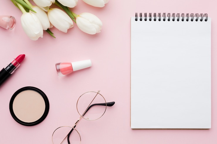 Gratis Foto bovenaanzicht boeket van tulpenbloemen en make-up met kladblok