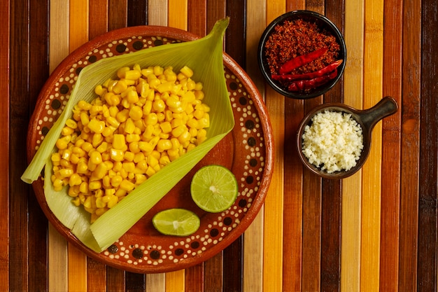 Bovenaanzicht bord met heerlijke esquites