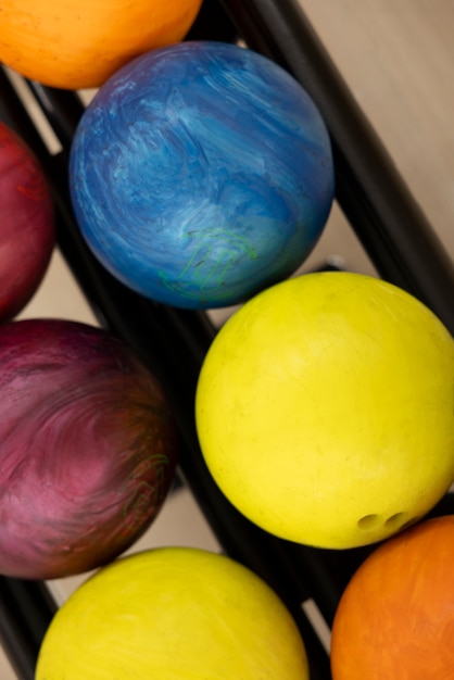 Gratis foto bovenaanzicht bowlingballen arrangement